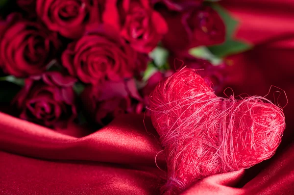 Valentine' s achtergrond-bos van rozen en hart — Stockfoto