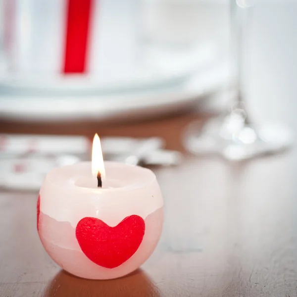 Романтична обідня обстановка з трояндою і свічкою — стокове фото