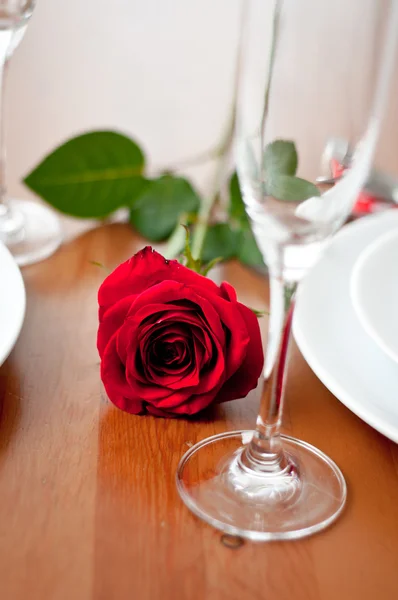 Romantic dinner setting with a rose and champagne glasses — Stock Photo, Image