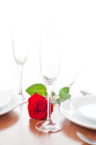 Romantic dinner setting with a rose and champagne glasses — Stock Photo, Image