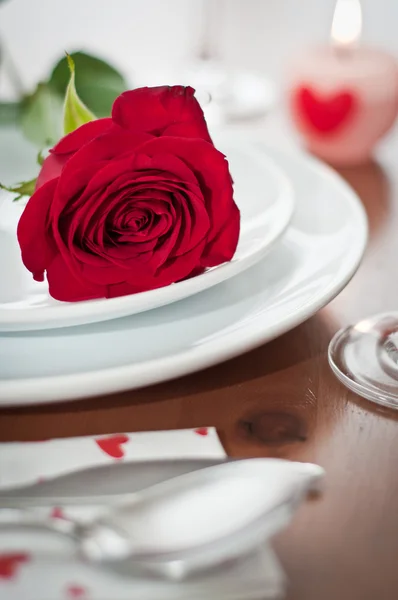 Romantickou večeři nastavení s brýlemi růže a šampaňské — Stock fotografie