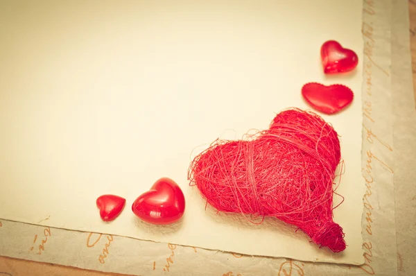 Eski bir kağıt ve bir kırmızı Kalpler — Stok fotoğraf