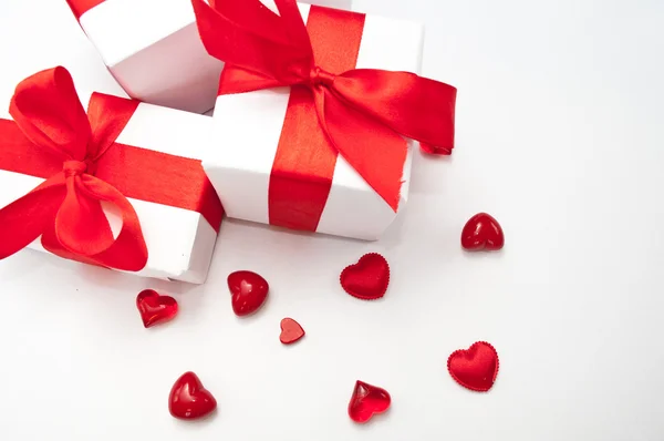 Cajas de regalo blancas con cinta roja aislada en blanco —  Fotos de Stock