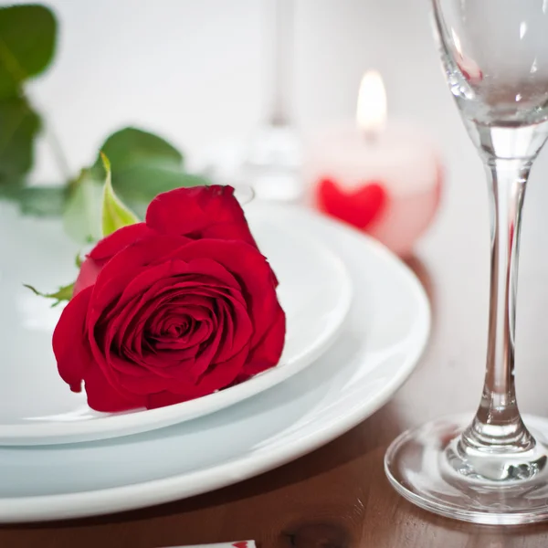 Romantic dinner setting with a rose and champagne glasses — Stock Photo, Image