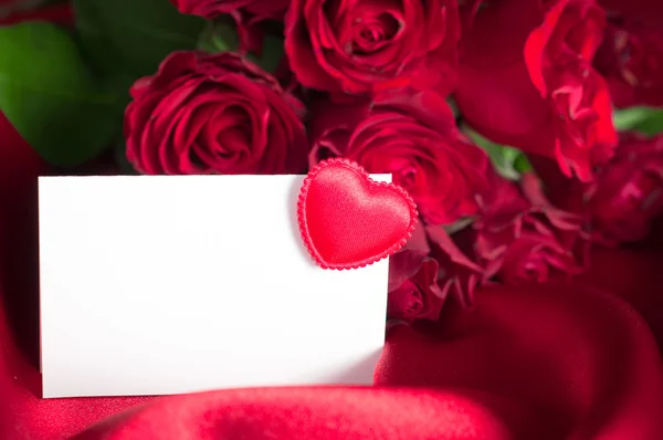 お祝いの言葉のための空白のカードとバラの花束. ロイヤリティフリーのストック画像