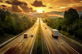 Autobahnverkehr bei Sonnenuntergang