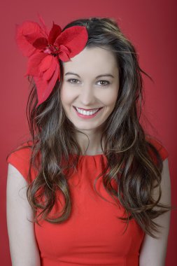 çiçek ve sevimli kırmızı elbise giymiş, romantik kadın