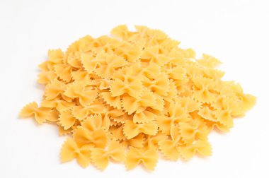 beyaz zemin üzerine makarna