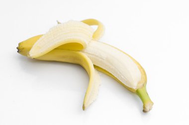 Beyaz üzerinde izole edilmiş muzlar