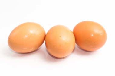 Beyaz arkaplanda izole yumurtalar