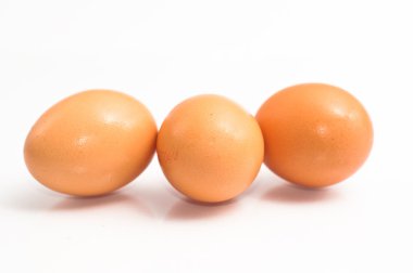 Beyaz arkaplanda izole yumurtalar