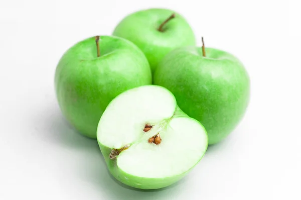 Beyaz arkaplanda izole edilmiş taze yeşil elmalar — Stok fotoğraf