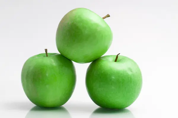Fresh green apples isolated on white background — Stock Photo, Image