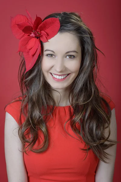 çiçek ve sevimli kırmızı elbise giymiş, romantik kadın