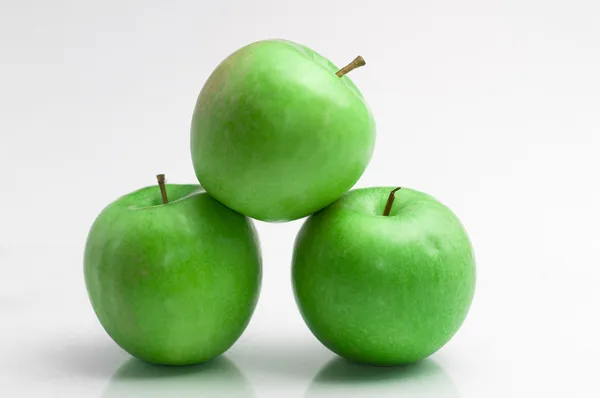 Świeże zielone jabłka izolowane na białym tle — Zdjęcie stockowe
