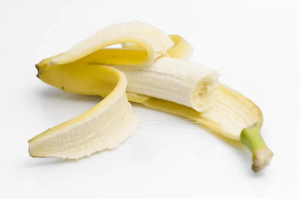 Bananen geïsoleerd op wit — Stockfoto