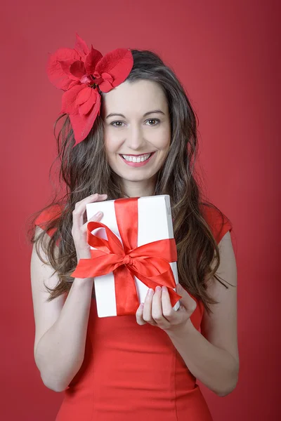 Young woman holding Gift box — Stock Photo, Image