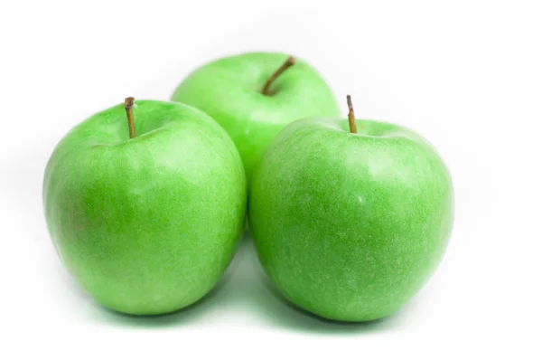 白い背景に隔離された新鮮な緑のリンゴ — ストック写真