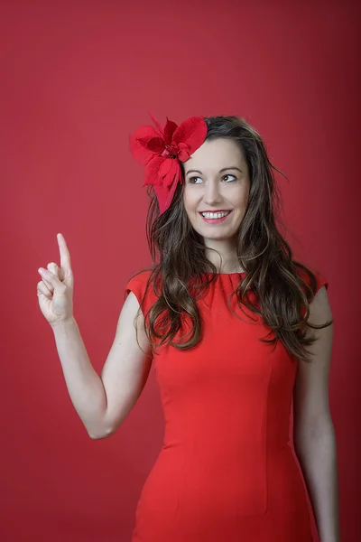 Femme romantique, portant des fleurs et une jolie robe rouge — Photo