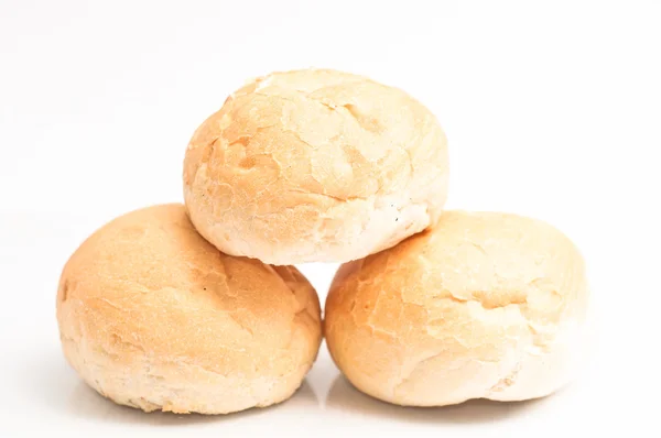 Frisches Brötchen isoliert auf weißem Hintergrund — Stockfoto