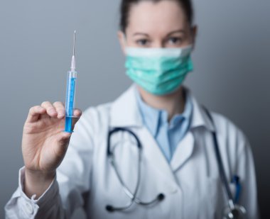 kadın doktor hazırlama şırınga