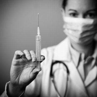 kadın doktor hazırlama şırınga