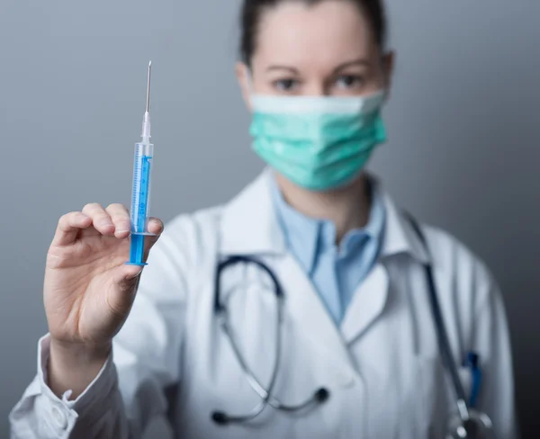 Médico femenino preparando jeringa — Foto de Stock