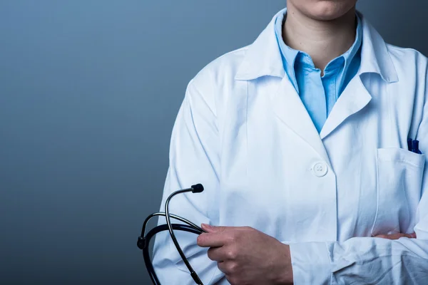 Médica mulher segurando estetoscópio — Fotografia de Stock