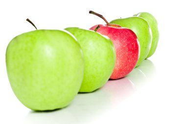 elmalar beyaz arkaplanda izole edilmiş