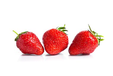 Beyaz arka planda izole edilmiş çilekler