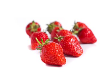 Beyaz arka planda izole edilmiş çilekler