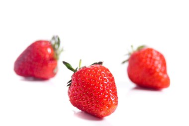 Beyaz arka planda izole edilmiş çilekler