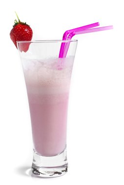 Çilekli milkshake beyaz zemin üzerine izole