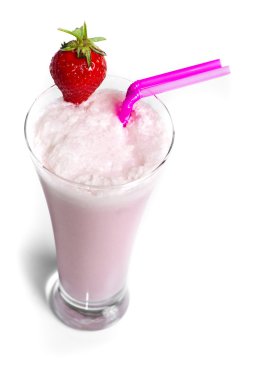 Çilekli milkshake beyaz zemin üzerine izole