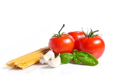 Beyaz arka plan üzerinde izole pasta malzemeleri
