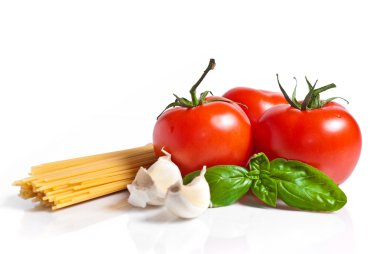 Beyaz arka plan üzerinde izole pasta malzemeleri