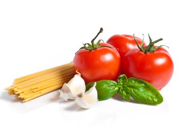 Beyaz arka plan üzerinde izole pasta malzemeleri