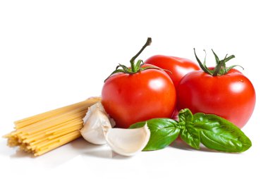 Beyaz arka plan üzerinde izole pasta malzemeleri