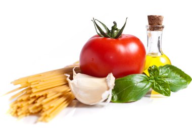 Beyaz arka plan üzerinde izole pasta malzemeleri