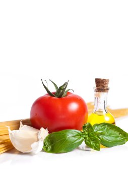 Beyaz arka plan üzerinde izole pasta malzemeleri