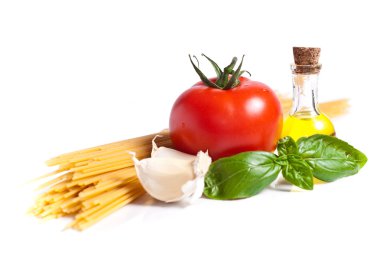 Beyaz arka plan üzerinde izole pasta malzemeleri