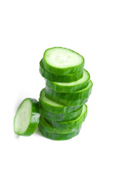 Beyaz arkaplanda izole edilmiş salatalık ve dilimler