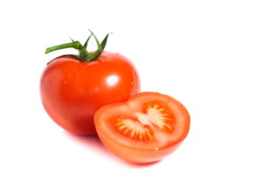 Beyaz arka planda kesilmiş kırmızı domates sebzesi