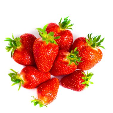 yeşil yaprakları ile taze çilek meyve