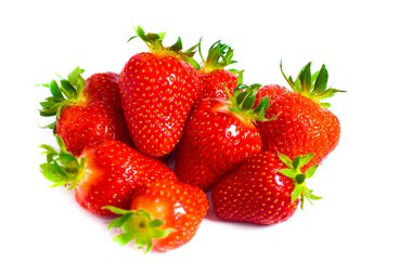 yeşil yaprakları ile taze çilek meyve