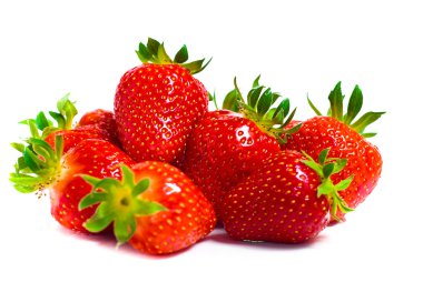 yeşil yaprakları ile taze çilek meyve