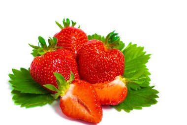 yeşil yaprakları ile taze çilek meyve