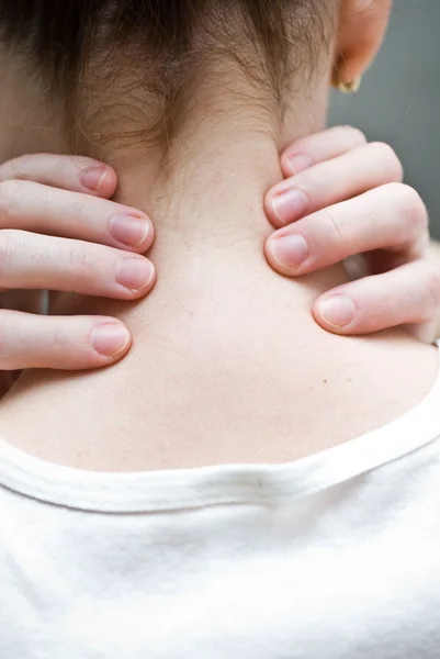 Frau hat Schmerzen im Nacken — Stockfoto