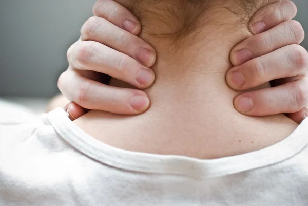 La mujer tiene dolor en el cuello — Foto de Stock