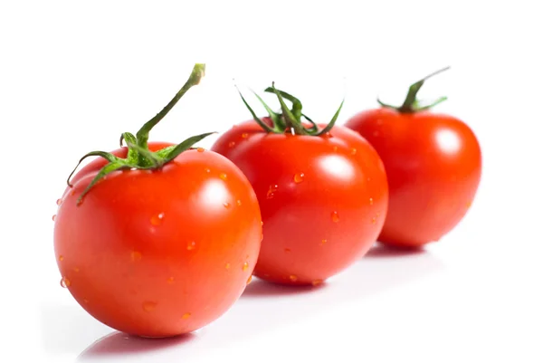 Rote Tomaten isoliert auf weißem Hintergrund — Stockfoto